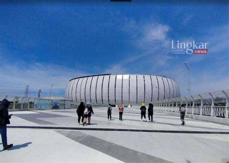 Pengunjung memasuki kawasan Jakarta International Stadium (JIS) dari pintu barat di Jakarta Utara, Minggu (13/3).