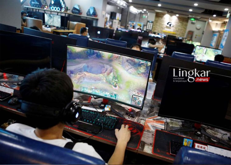 Warga memainkan games secara daring di komputer di sebuah kafe internet di Beijing, China, Selasa (31/8/2021). ANTARA FOTO/REUTERS/Florence Lo/aww/cfo (REUTERS/FLORENCE LO)