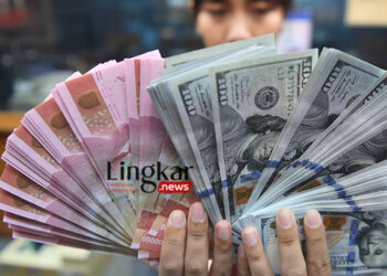 Rupiah Menguat Usai Rilis Data Inflasi AS 7 Ilustrasi pekerja menunjukkan Rupiah dan Dolar Amerika Serikat di sebuah tempat penukaran uang di Jakarta. (Istimewa/Lingkar.news)