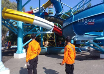 9 orang jatuh dari seluncuran kolam renang Kenjeran park Surabaya