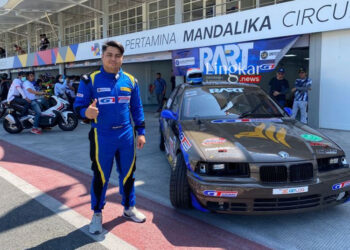 Drifter Valentino Ratulangi berpose dengan kendaraannya di Sirkuit Mandalika, Lombok, Nusa Tenggara Barat, Minggu (22/05). (Ant/Lingkar.news)