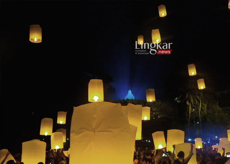 Sejumlah warga menerbangkan lampion pada perayaan Waisak 2566 BE di Candi Borobudur Magelang, Jawa Tengah. (ANTARA/Heru Suyitno)