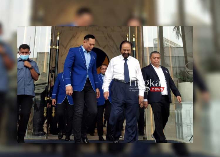 SATU LANGKAH: Ketua Umum Partai Nasdem Surya Paloh (tengah) bersama Ketua Umum Partai Demokrat Agus Harimurti Yudhoyono (kiri) usai bertemu di Kantor DPP Nasdem, Jakarta, Kamis (23/6). (Ant/Lingkar.news)