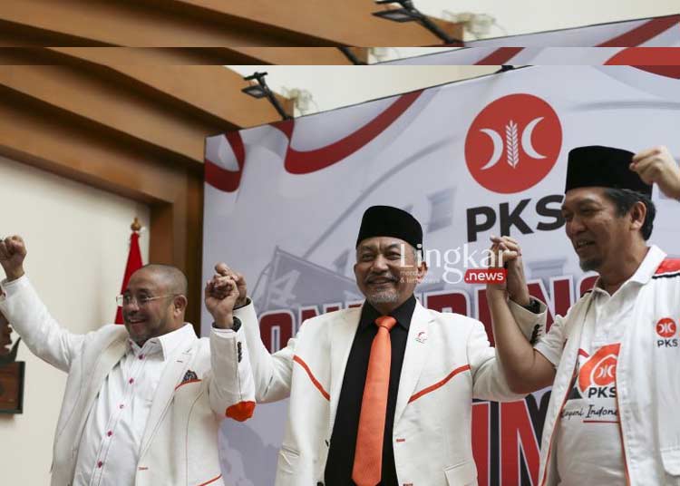 SOLID: Presiden PKS Ahmad Syaikhu (tengah) bersama Sekretaris Jenderal PKS Habib Aboe Bakar Al Habsyi (kiri) dan Ketua DPP Bidang Politik Hukum dan Keamanan (Polhukam) PKS Al Muzzammil Yusuf (kanan) bergandeng tangan usai menutup Rapimnas DPP PKS 2022 di Jakarta, Selasa (21/06). (Ant/Lingkar.news)