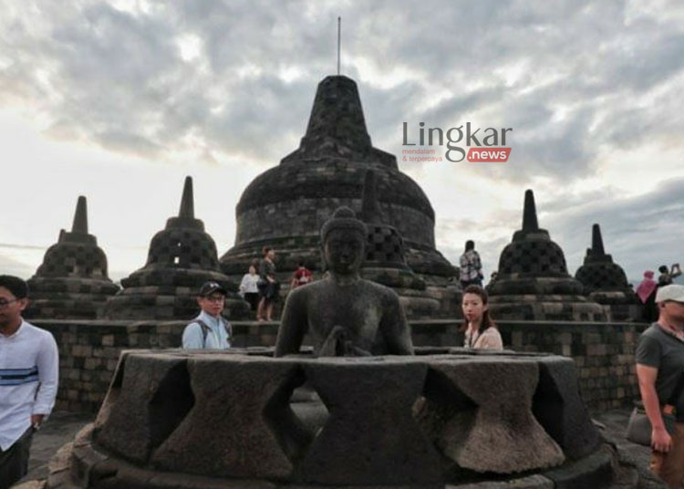 Sejumlah wisatawan tengah menikmati keindahan di Candi Borobudur, belum lama ini. (Istimewa/Lingkar.news)