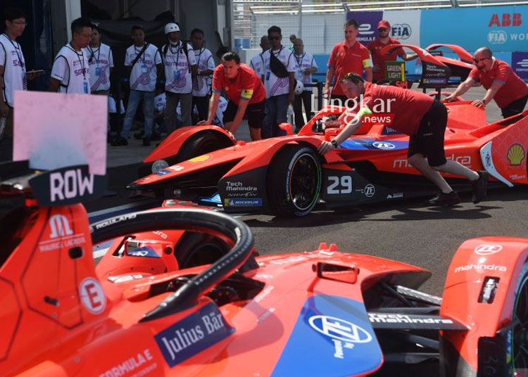 Kru tim Mahindra Racing mempersiapkan mobil jelang balap Formula E di Jakarta International E-Prix Circuit (JIEC) di Jakarta, Jumat (03/06). (Ant/Lingkar.news)