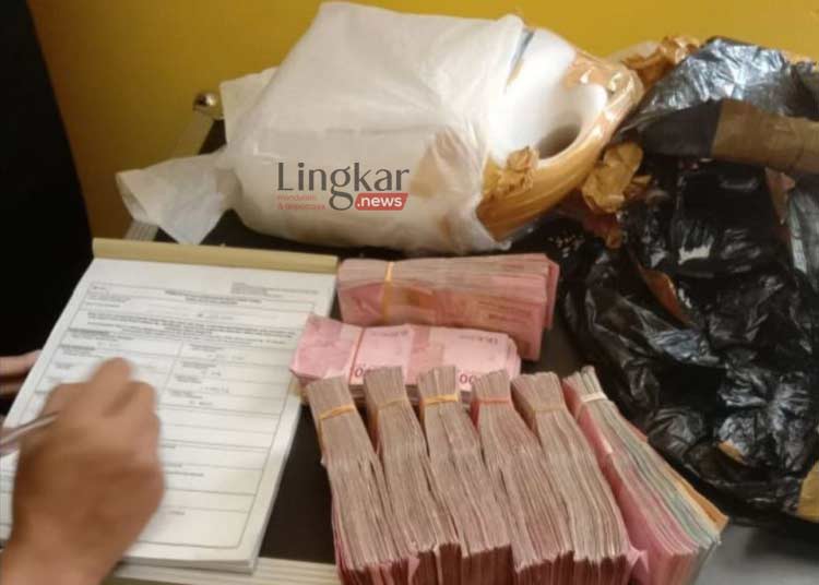 Terkuak, Jamaah Haji Asal Jatim Bawa Uang Rp 150 Juta dalam Jeriken 1 Terkuak,-Jamaah-Haji-Asal-Jatim-Bawa-Uang-Rp-150-Juta-dalam-Jeriken