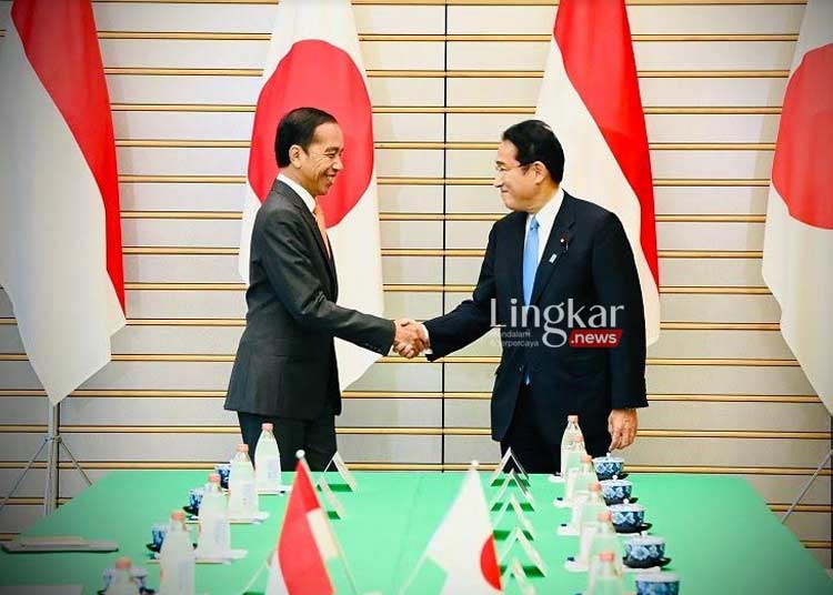 KERJA SAMA: Presiden Joko Widodo (kiri) berjabat tangan dengan Perdana Menteri Jepang Kishida Fumio dalam pertemuan bilateral di Kantor PM Jepang, Tokyo, Jepang pada Rabu, 27 Juli 2022. (Istimewa/Lingkar.news)