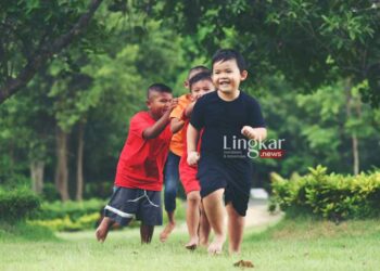 ILUSTRASI: Anak-anak sedang bermain di taman. (Freepik @jcomp/Lingkar.news)