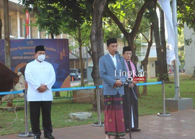 MEMBERI IMBAUAN: Presiden Jokowi didampingi Imam Besar Masjid Istiqlal Nasaruddin Umar dan Menteri Pertahanan Prabowo Subianto berbicara di halaman Masjid Istiqlal seusai menjalankan salat Idul Adha di Jakarta, Minggu (10/7). (Istimewa/Lingkar.news)