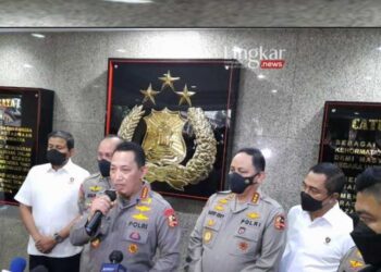 MENERANGKAN: Kapolri Jenderal Pol. Listyo Sigit Prabowo saat memberikan keterangan kepada wartawan di Mabes Polri, Jakarta, Selasa (12/7). (Ant/Lingkar.news)