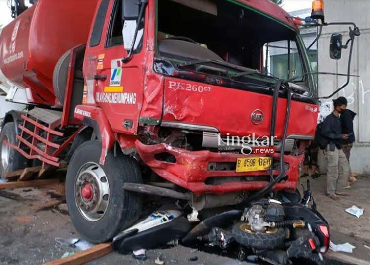 REMUK: Kondisi truk Pertamina yang terlibat laka maut di Jalan Raya Alternatif Transyogi-Cibubur, Jatirangga, Kecamatan Jatisampurna, Kota Bekasi pada Senin, 18 Juli 2022. (Ant/Lingkar.news)