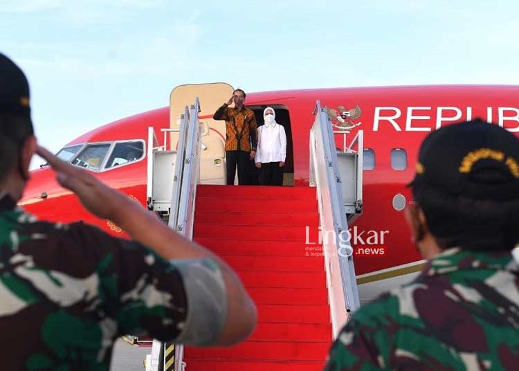 LEPAS LANDAS: Presiden Joko Widodo dan Ibu Negara Iriana Joko Widodo bersiap untuk terbang ke Kota Semarang, dengan Pesawat Kepresidenan Indonesia-1 dari Bandara Internasional Soekarno-Hatta, Tangerang, Senin (04/07). (Ant/Lingkar.news)