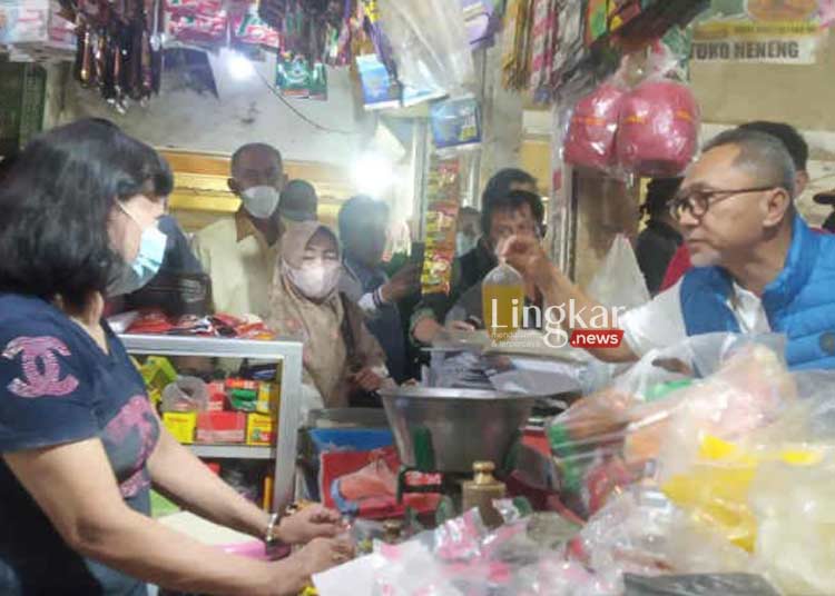 Mendag Lutfi Bidik Percepatan Digitalisasi 1.000 Pasar Rakyat dan Sejuta UMKM 1 BERDIALOG: Menteri Perdagangan (Mendag) Zulkifli Hasan atau Zulhas (kanan) berdialog dengan pedagang kelontong di Pasar Jagasatru, Kota Cirebon, Jawa Barat. (Ant/Lingkar.news)