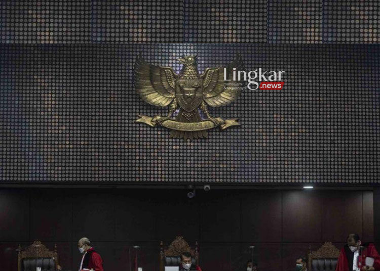 UJI MATERI: Ketua Majelis Hakim Mahkamah Konstitusi (MK) Anwar Usman (tengah) bersama anggota Majelis Hakim MK Arief Hidayat (kanan) dan Wahiduddin Adams (kiri) saat sidang baru-baru ini. (Ant/Lingkar.news)