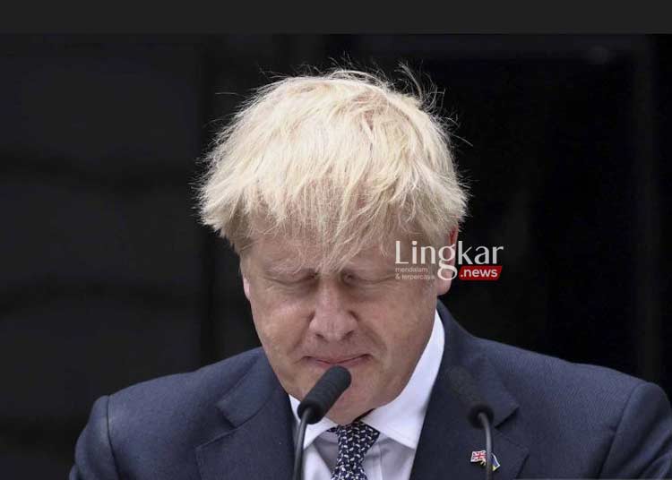 MENGUNDURKAN DIRI: Perdana Menteri Inggris, Boris Johnson memberikan pernyataan pers di halaman kantornya, Kamis (7/7). (Ant/Lingkar.news)
