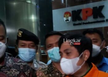 MENERANGKAN: Eks Bupati Tanah Bumbu, Mardani H. Maming memberikan keterangan kepada awak media di Gedung KPK, Jakarta pada Kamis, 28 Juli 2022 setelah KPK mengumumkan sebagai tersangka kasus dugaan suap. (Istimewa/Lingkar.news)