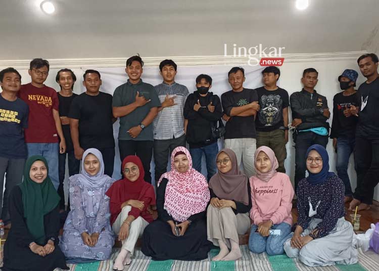 KOMPAK: Tim Redaksi Koran Lingkar foto bersama usai rapat koordinasi dan konsolidasi di Kantor Biro Kudus, Jumat (8/7). (Dok. Koran Lingkar/Lingkar.news)