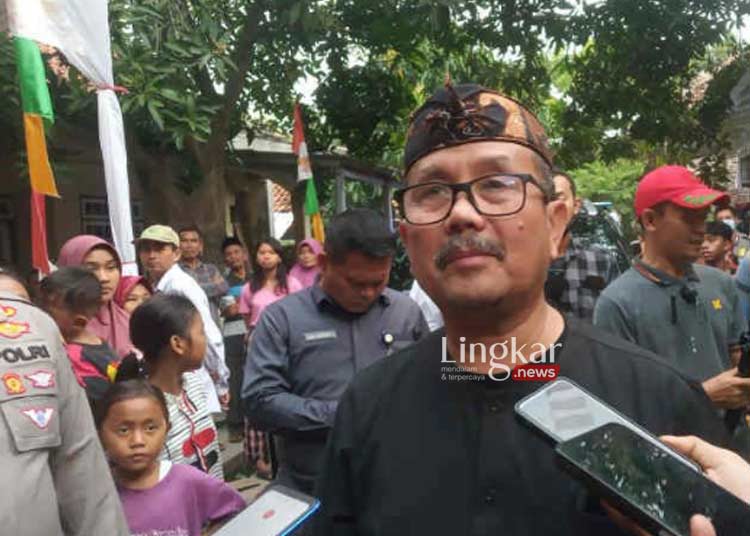 MENERANGKAN: Bupati Cirebon, Imron saat memberi keterangan kepada media di Cirebon, Jawa Barat pada Rabu, 24 Agustus 2022. (Istimewa/Lingkar.news)