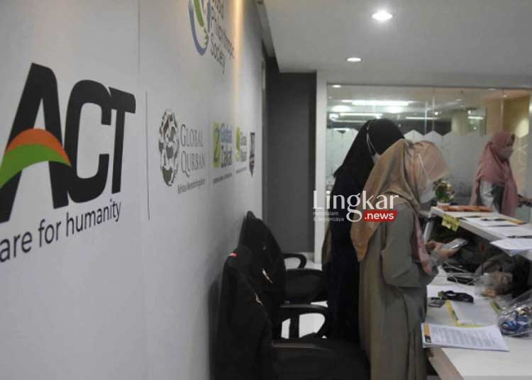 MELAYANI: Pegawai beraktivitas di kantor Aksi Cepat Tanggap (ACT), Menara 165 di Jakarta pada beberapa waktu lalu. (Istimewa/Lingkar.news)