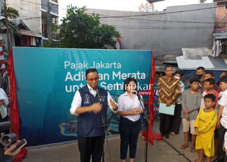 MENYAMPAIKAN: Gubernur DKI Jakarta, Anies Baswedan memberikan keterangan kepada awak media di RPTRA Madusela, Sawah Besar, Jakarta pada Rabu, 17 Agustus 2022. (Istimewa/Lingkar.news)