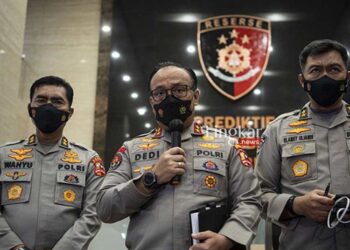 KONFERENSI PERS: Kadivhumas Polri Irjen Pol. Dedi Prasetyo (tengah) bersama Kadiv TIK Polri Irjen Pol. Slamet Uliandi (kanan) dan Asisten Kapolri Bidang SDM Irjen Pol. Wahyu Widada saat menyampaikan konferensi pers terkait kasus pembunuhan berencana Brigradir J di Bareskrim Mabes Polri di Jakarta. (Istimewa/Lingkarjateng.id)