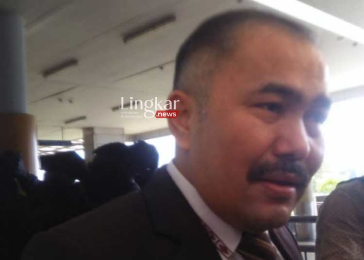 Kuasa hukum keluarga Brigadir Nofriansyah Yosua Hutabarat, Kamaruddin Simanjuntak saat tiba di Bandara Sultan Thaha Jambi pada Kamis, 18 Agustus 2022. (Istimewa/Lingkar.news)