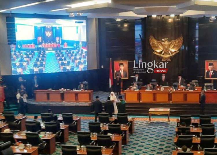 RAPAT PARIPURNA: Pengambilan sumpah dua anggota DPRD DKI Jakarta baru dari Fraksi PAN yang menggantikan Guruh Tirta Lunggana dan Riano P di Gedung DPRD DKI Jakarta pada Selasa, 2 Agustus 2022. (Istimewa/Lingkar.news)