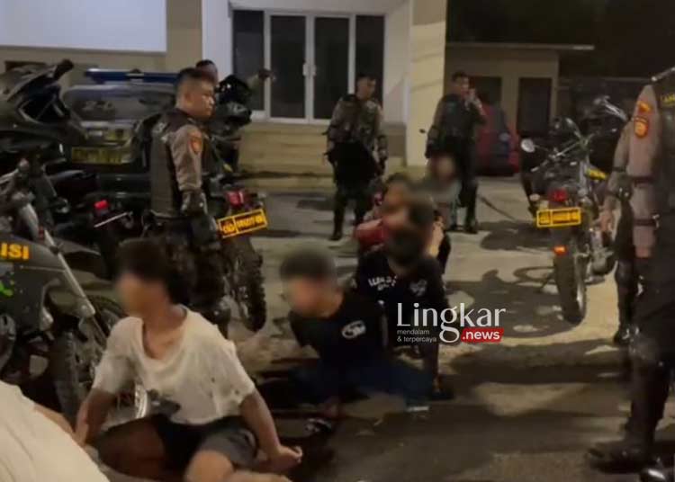 MENANGKAP: Tim Patroli Perintis Presisi Polda Metro Jaya menangkap 12 pemuda yang diduga akan tawuran di sekitar kawasan Waduk Pluit, Jakarta Utara. (Istimewa/Lingkar.news)