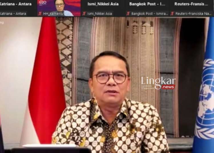 Indonesia Bakal Ajukan Pengaturan Kapal Selam Nuklir ke PBB, Ada Apa? 1 Tangkapan layar Direktur Jenderal Kerja Sama Multilateral Tri Tharyat saat berbicara dalam konferensi yang digelar secara daring dari New York pada Minggu, 31 Juli 2022. (Istimewa/Lingkar.news)