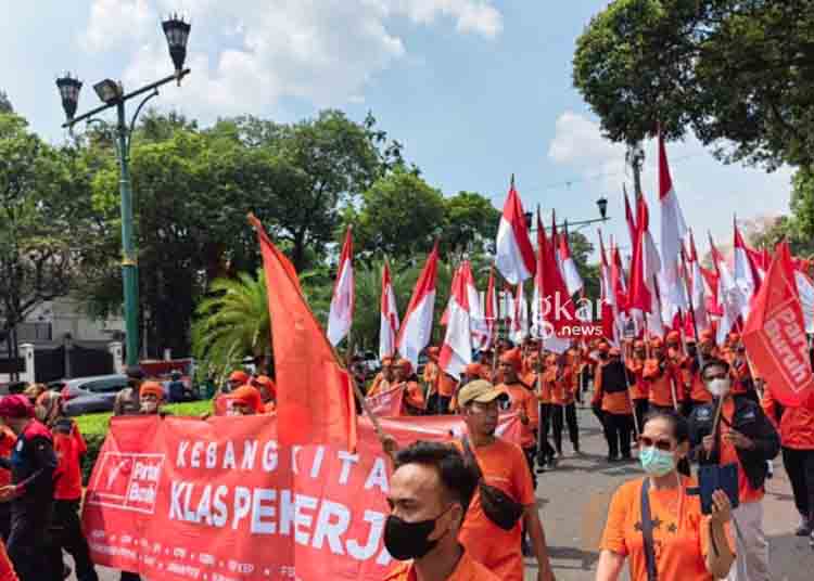 MERIAH: Karnaval kelas pekerja oleh Partai Buruh saat mendaftarkan diri sebagai parpol peserta Pemilu 2024 ke KPU RI di Jakarta pada Jumat, 12 Agustus 2022. (Istimewa/Lingkar.news)