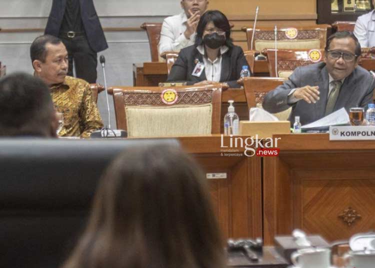 DISKUSI: Ketua Kompolnas Mahfud MD (kanan) bersama Ketua Komnas HAM Ahmad Taufan Damanik (kiri) mengikuti Rapat Dengar Pendapat (RDP) dengan Komisi III DPR di Kompleks Parlemen, Senayan, Jakarta pada Senin, 22 Agustus 2022. (Istimewa/Lingkar.news)