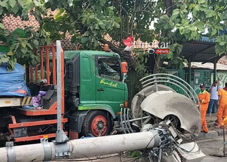 KECELAKAAN MAUT: Truk kontainer menabrak halte hingga menyebabkan kecelakaan maut di Jalan Sultan Agung Kota Bekasi pada Rabu, 31 Agustus 2022. (Istimewa/Lingkar.news)