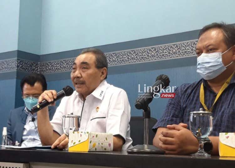 MENERANGKAN: Ketua LPSK, Hasto Atmojo Suroyo (tengah) saat memberikan keterangan. (Istimewa/Lingkar.news)