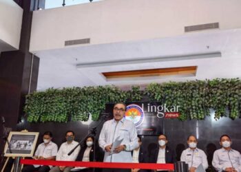 MENERANGKAN: Ketua LSPK, Hasto Atmojo Suroyo (tengah) saat memberikan konferensi pers di kantor LPSK, Jakarta Timur pada Senin, 15 Agustus 2022. (Istimewa/Lingkar.news)