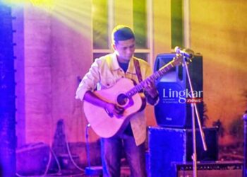 PENTAS: Okki (vokal) Jokkivolka saat tampil di Wisma Jepara dalam peluncuran album kedua Dwiarya. (Muslichul Basid/Lingkar.news)