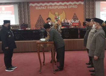 Nota KUA dan PPAS APBD Perubahan Tahun Anggaran 2022 Disepakati DPRD Kendal 2 MENANDATANGANI: Penandatanganan nota kesepakatan KUA dan PPAS APBD Perubahan Tahun 2022 di Ruang Rapat DPRD Kendal pada Kamis, 25 Agustus 2022 oleh DPRD Kabupaten Kendal dan Wakil Bupati Kendal. (Mualim/Lingkar.news)
