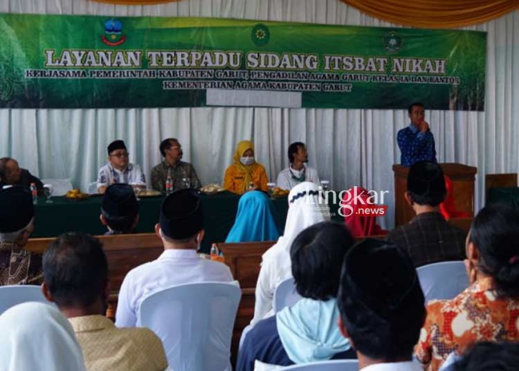 SIDANG ISBAT: Sejumlah pasangan mengikuti sidang isbat nikah di Komplek Sekolah Asy-Syarifiah Tarogong Kidul, Kabupaten Garut, Jawa Barat pada Jumat, 26 Agustus 2022. (Istimewa/Lingkar.news)