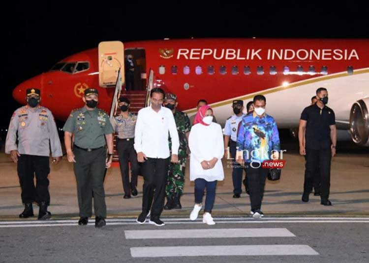 MENDARAT: Presiden, Joko Widodo beserta Ibu Negara, Iriana Joko Widodo tiba di Bandar Udara Internasional Sentani, Kabupaten Jayapura, Papua, Selasa (30/8/2022). (Istimewa/Lingkar.news)
