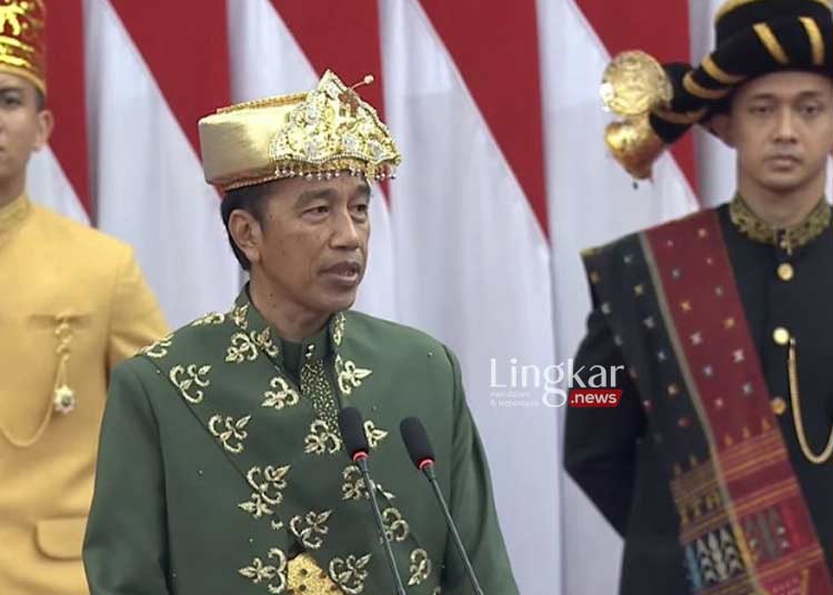 MENYAMPAIKAN: Presiden Joko Widodo menyampaikan pidato kenegaraan dalam rangka Hari Ulang Tahun (HUT) Ke-77 Kemerdekaan RI pada Sidang Tahunan MPR Bersama DPR RI dan DPD RI Tahun 2022 di Gedung MPR/DPR/DPD RI, Jakarta pada Selasa, 16 Agustus 2022. (Istimewa/Lingkar.news)