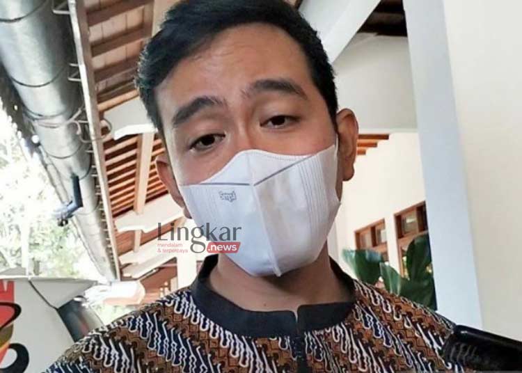 MENERANGKAN: Wali Kota Surakarta, Gibran Rakabuming Raka memberikan keterangan kepada wartawan di Solo pada Kamis, 25 Agustus 2022. (Istimewa/Lingkar.news)