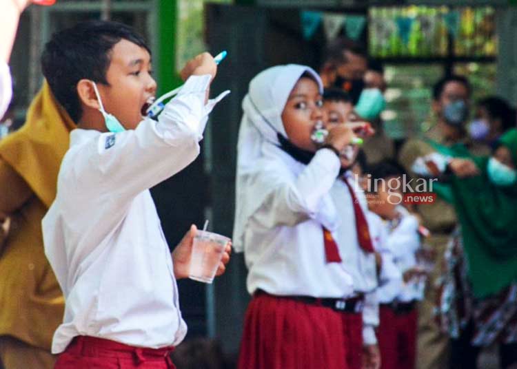 GOSOK GIGI: Kegiatan gosok gigi serentak oleh siswa SD se-DIY dalam rangka memperingati Hari Kesehatan Gigi Nasional (HKGN) ke-12 di SD Tegalrejo 1 Yogyakarta pada Senin, 12 September 2022. (Istimewa/Lingkar.news)