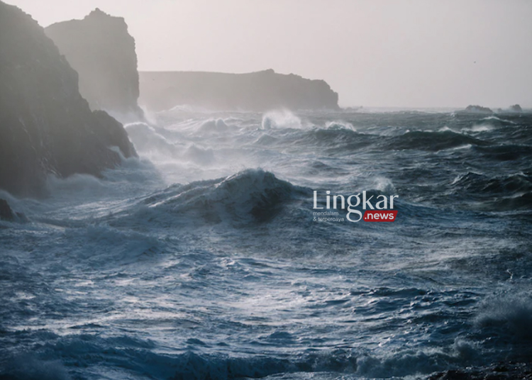 ILUSTRASI: Gelombang laut. (Freepik @wirestock/Lingkar.news)