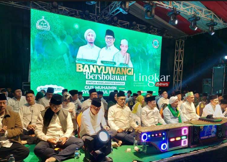 DOA BERSAMA: Suasana Banyuwangi Bersholawat untuk Keselamatan Bangsa di Lapangan Blambangan, Kabupaten Banyuwangi, baru-baru ini. (Istimewa/Lingkar.news)