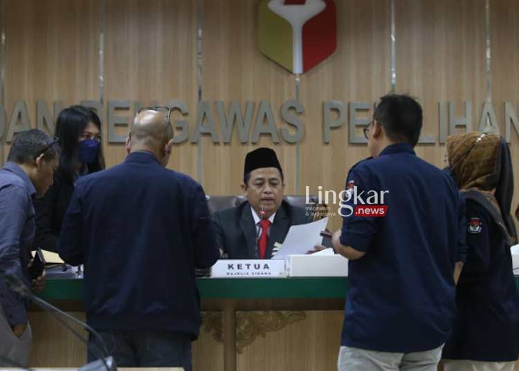 SIDANG: Ketua Majelis Pemeriksa Puadi (tengah) memimpin sidang dengan agenda pengesahan alat bukti di Gedung Bawaslu, Jakarta pada beberapa waktu lalu. (Istimewa/Lingkar.news)