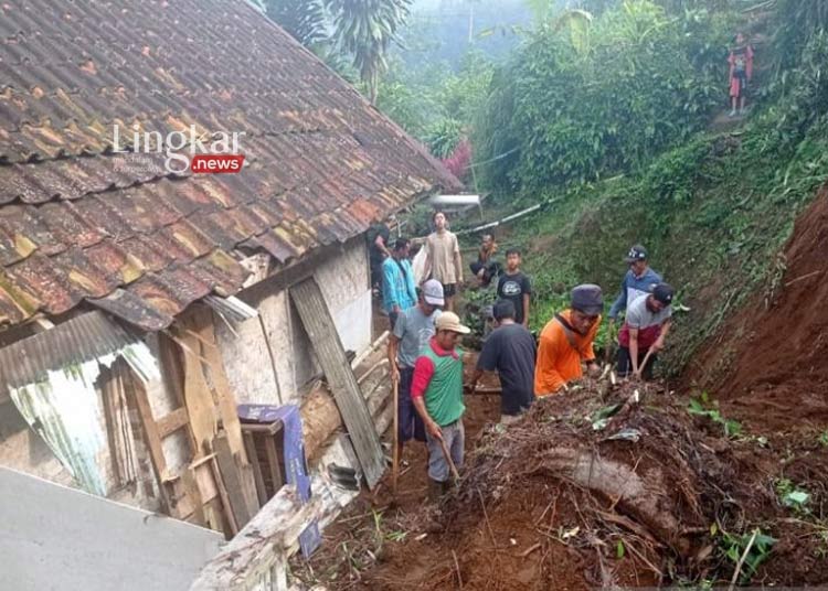 Belasan Rumah Rusak Akibat Longsor Dan Pergerakan Tanah Di Cianjur