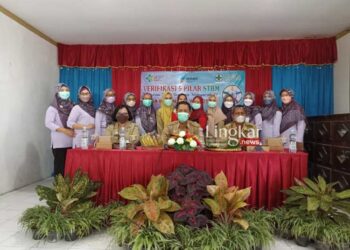 Berdayakan Masyarakat Desa Bulan, Mahasiswa KKN UNS Gandeng Kader Posyandu Gelar Sosialisasi STBM 1 SOSIALISASI: Mahasiswa KKN UNS Tematik-Integratif kelompok 241 bersama Kader Posyandu foto bersama usai menggelar sosialisasi Sanitasi Total Berbasis Masyarakat (STBM). (Istimewa/Lingkar.news)