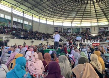 MENYAMPAIKAN: Ketua Umum Partai Kebangkitan Bangsa (PKB), Muhaimin Iskandar (tengah) pada saat berbicara di hadapan ribuan petani dalam acara Rembuk Tani di Dome Kanjuruhan, Kabupaten Malang, Jawa Timur pada Rabu, 14 September 2022. (Istimewa/Lingkar.news)