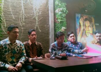 MENJELASKAN: Tim kuasa hukum pejabat Pemkab Karawang memberikan penjelasan mengenai kasus dugaan penculikan dan penganiayaan terhadap wartawan. (Istimewa/Lingkar.news)
