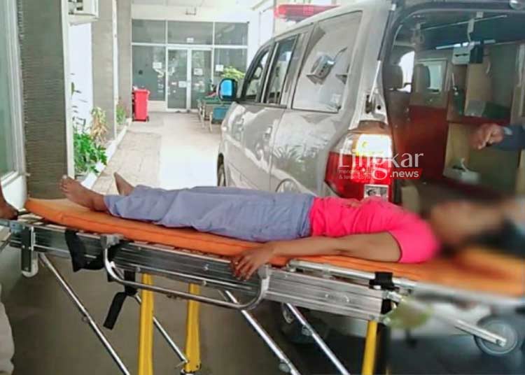 EVAKUASI: Salah satu korban keracunan gas klorin pabrik PT Pindo Deli II Karawang saat dibawa petugas ke rumah sakit. (Istimewa/Lingkar.news)